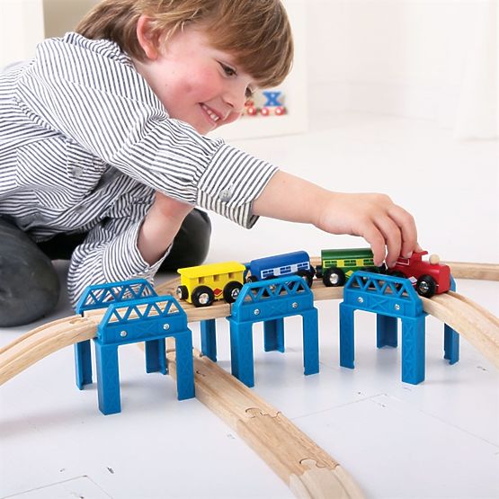 Bigjigs Rail Lesene tirnice postavljajo konstrukcijo mostu