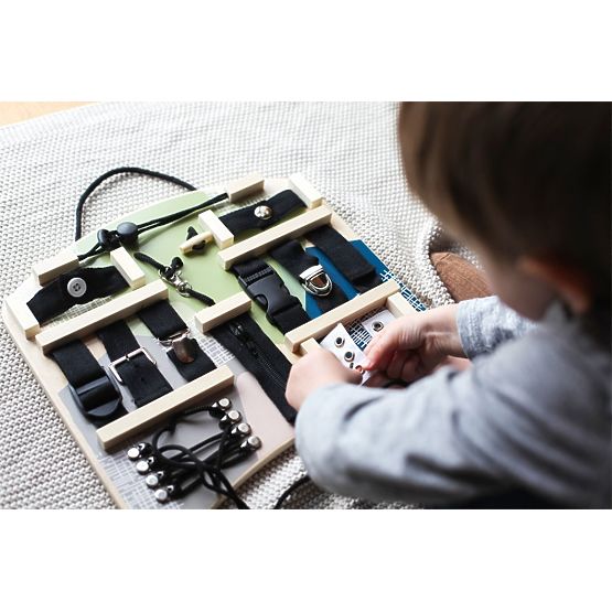 Izobraževalna tabla z zaponkami, sponkami in vezalkami