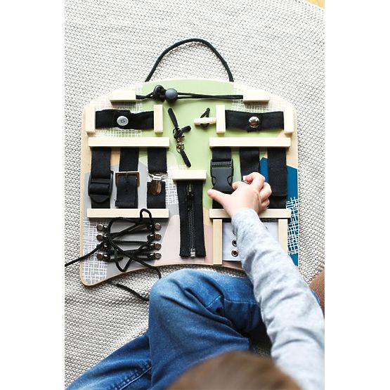 Izobraževalna tabla z zaponkami, sponkami in vezalkami