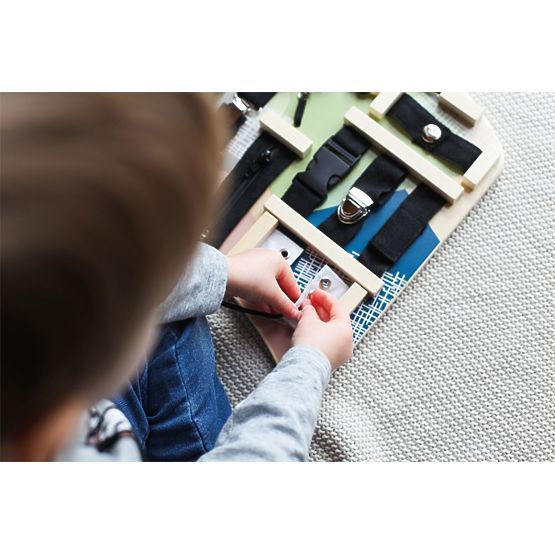 Izobraževalna tabla z zaponkami, sponkami in vezalkami