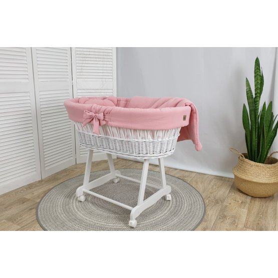 Pletena postelja z opremo za dojenčka - roza