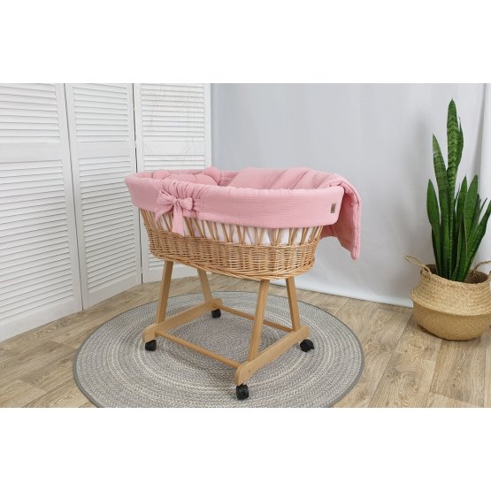 Pletena postelja z opremo za dojenčka - staro roza