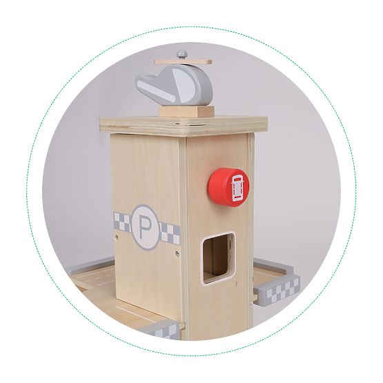 Lesena garaža z dvigalom