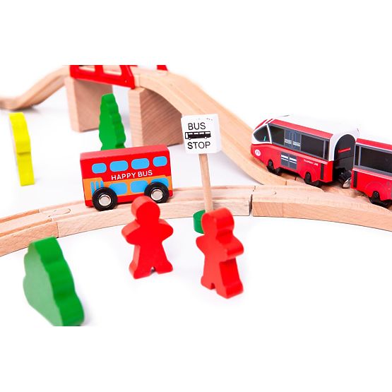 Lesena vlakovna proga z baterijskim vlakom