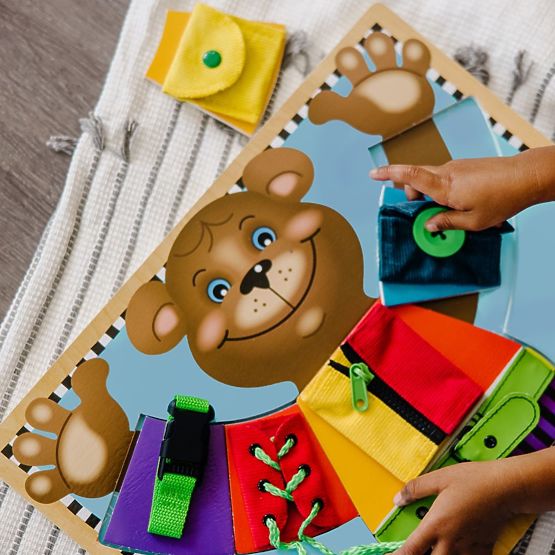 Melissa and Doug - Motorna tabla Obleci medvedka