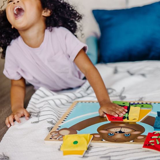 Melissa and Doug - Motorna tabla Obleci medvedka