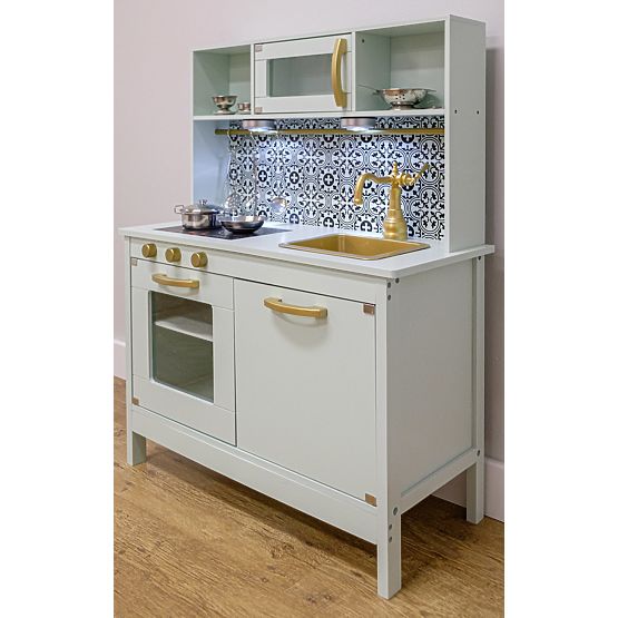 Nordijska lesena kuhinja z dodatki