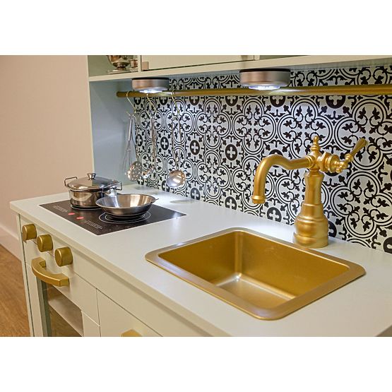 Nordijska lesena kuhinja z dodatki