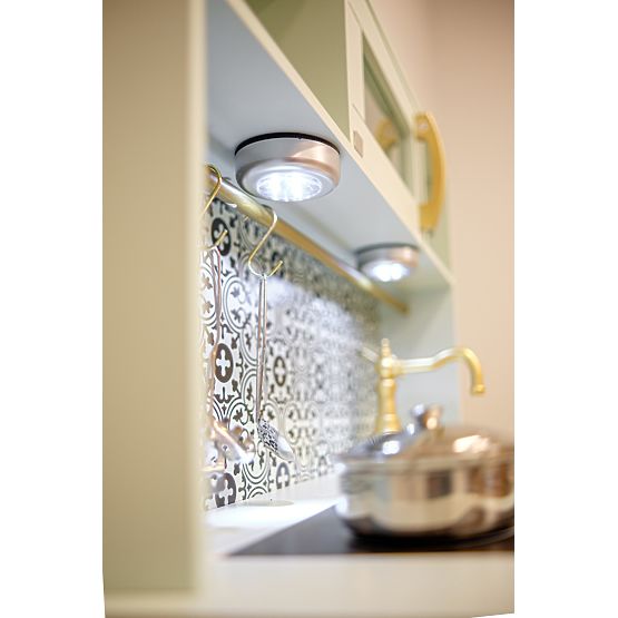 Nordijska lesena kuhinja z dodatki