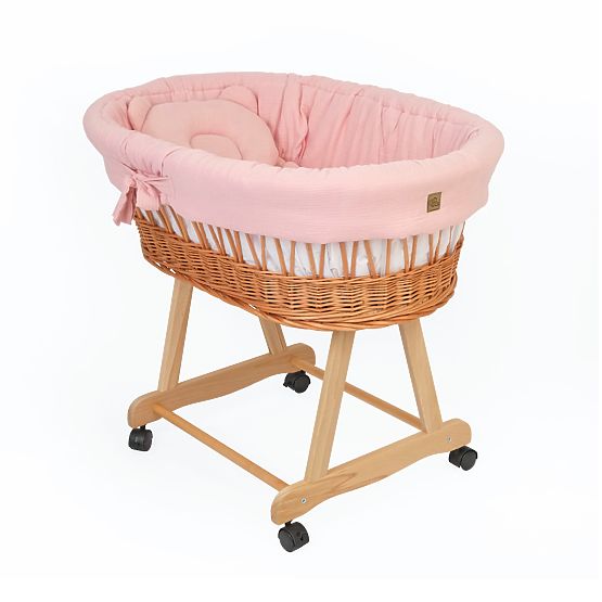 Pletena posteljica z opremo za dojenčka - staro roza
