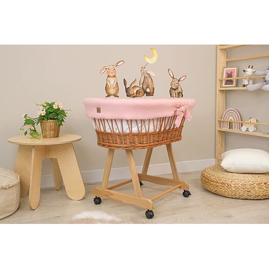 Pletena posteljica z opremo za dojenčka - staro roza