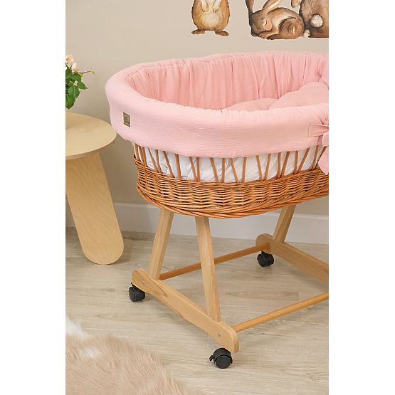 Pletena posteljica z opremo za dojenčka - staro roza