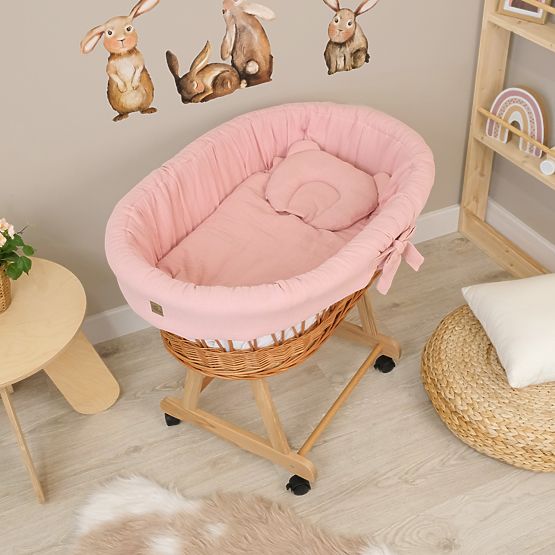 Pletena posteljica z opremo za dojenčka - staro roza