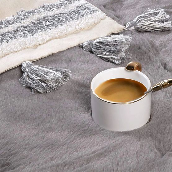 Preproga iz zajčje svile - svetlo siva