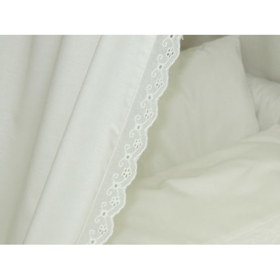 Proutěný koš pro miminko s krajkovou sadou povlečení