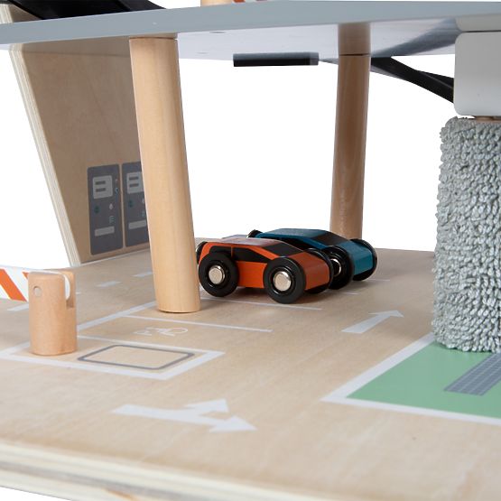 small foot Leseno dirkalno parkirišče