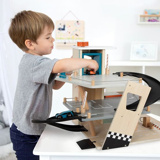 small foot Leseno dirkalno parkirišče