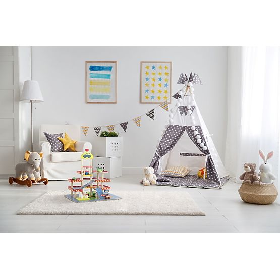 Tomijeva lesena garaža z dvigalom, avtomobili za igrače in helikopterjem