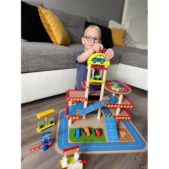 Tomijeva lesena garaža z dvigalom, avtomobili za igrače in helikopterjem