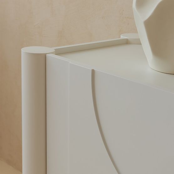 Tredelna komoda Lunaria z rezkanim čelom, bela