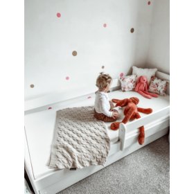 Otroška postelja Ourbaby s ograjico - bela